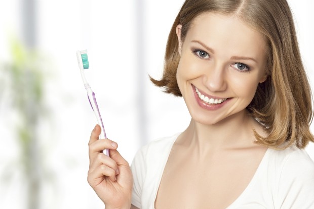 7 truques de beleza que podem ser resolvidos com escova de dentes