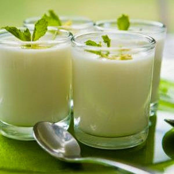 Receita de leite de erva-cidreira acalma e combate a insônia