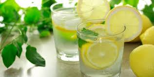 Água quente e limão desintoxica, emagrece, melhora a digestão, normaliza colesterol e triglicérides