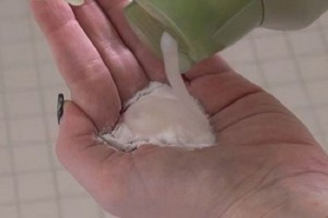 Mistura de bicarbonato de sódio com xampu