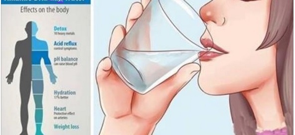 Médico alemão ensina como se desintoxicar e perder peso apenas bebendo água quente!
