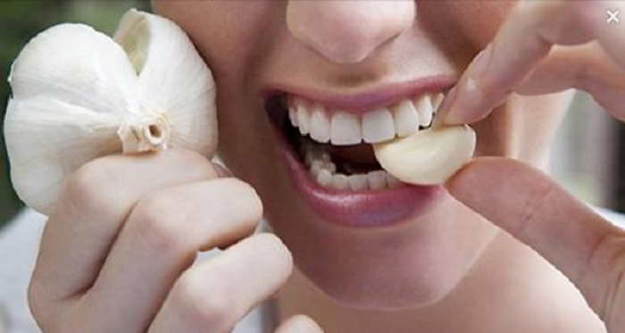Ponha 1 dente de alho na boca e deixe nela por 30 minutos – os resultados vão surpreender … Você
