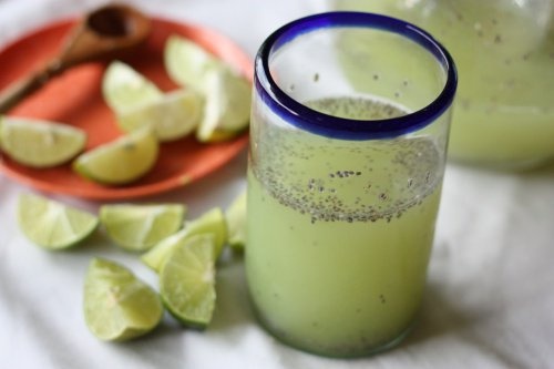 Saiba como preparar água de chia com limão para emagrecer