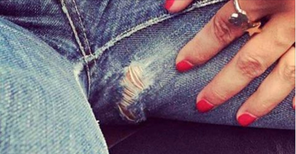 Sua calça jeans favorita se rasgou? Com este simples truque, você vai resolver sem ir a uma costureira!