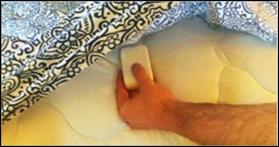 Ele coloca uma barra de sabão em baixo dos lençóis da cama durante a noite! E quando você descobrir o porquê, vai fazer o mesmo!