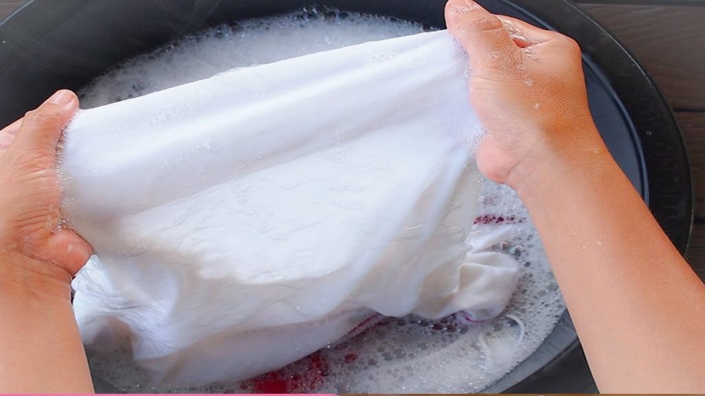 Como lavar roupa branca? Veja dicas e aprenda a tirar manchas e clarear as peças