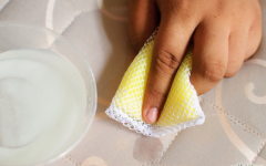 Como limpar colchão: dicas para remover manchas e odores
