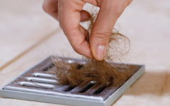 Ralo cheio de cabelo? 5 dicas para desentupir