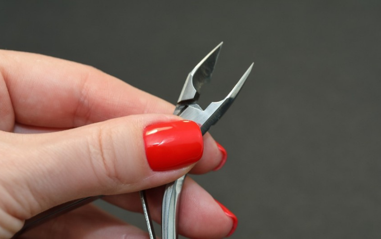 3 Dicas Para Amolar Alicate De Unha Em Casa Fácil e Rápido