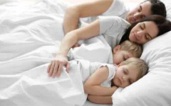 Filhos dormindo na cama dos pais: é um problema ou está tudo bem?