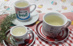 10 benefícios incríveis do chá de alecrim com erva-doce