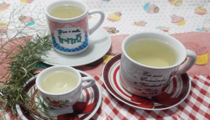 10 benefícios incríveis do chá de alecrim com erva-doce 