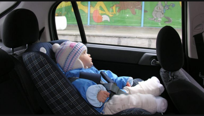Não deve colocar seu filho no carro com casaco