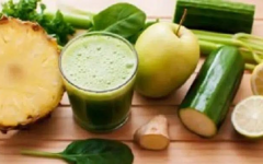 Suco de abacaxi, salsa, pepino, gengibre e limão para eliminar a barriga e melhorar a saúde