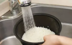 Entenda por que é errado lavar o arroz antes de cozinhar; Nunca mais faça isso