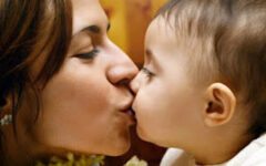 Beijar o filho na boca e tomar banho junto: por que os especialistas não recomendam.