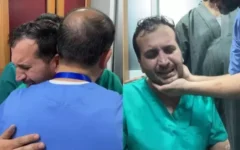 Médico se desespera ao encontrar corpos do pai e irmão no hospital onde trabalha em Gaza; vídeo