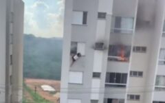 Menina ateia fogo em sofá e tranca avós dentro de apartamento; eles pularam do 4º andar por causa do incêndio