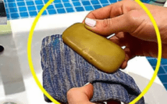 Coloque um pouco de sabonete em uma meia velha – isso resolve um dos maiores problemas do banheiro