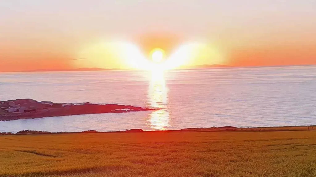 Fotógrafo registra pôr do sol em forma de anjo e imagem viraliza na web