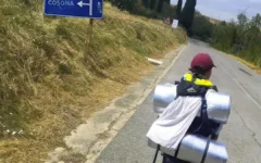Jovem de 11 anos viaja 3.000 km a pé para visitar avó