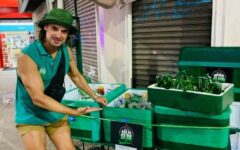 Ex-galã de ‘Malhação’, Daniel Erthal vende cerveja nas ruas do Rio