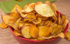 Chips de batata doce com truque para ficar sequinha e crocante